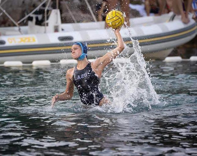 Elektra Urbatsch '23 water polo action shot