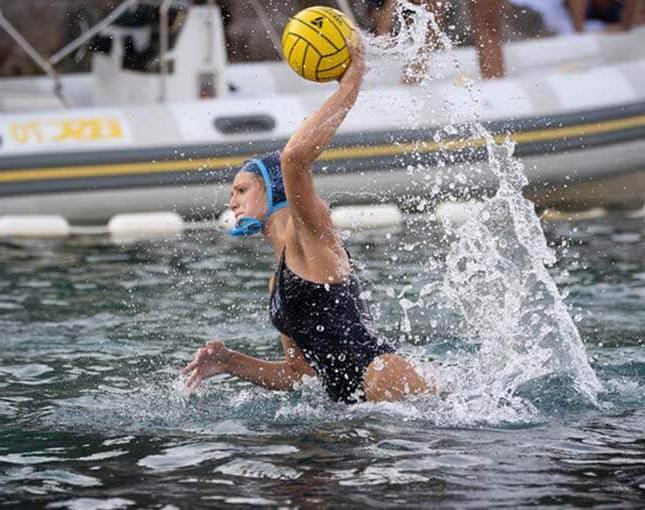 Elektra Urbatsch '23 water polo action shot